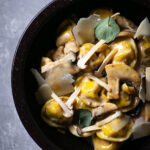 TORTELLONI ΜΕ ΜΑΝΟΥΡΙ ΑΝΘΟΤΥΡΟ ΠΑΡΜΕΖΑΝΑ & ΜΑΝΙΤΑΡΙ ΠΟΡΤΣΙΝΙ - Image 2